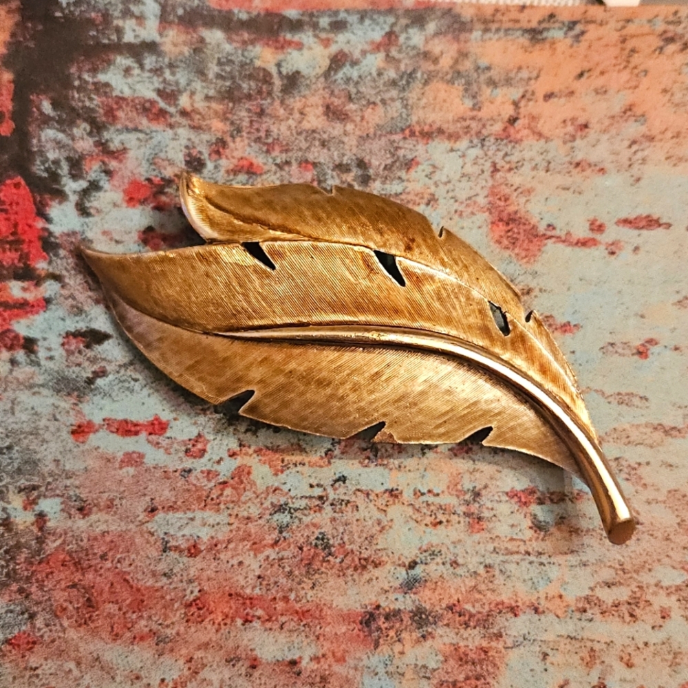 Vintage Kramer Signed Gold Tone Brushed Fall Leaf Brooch Pin
